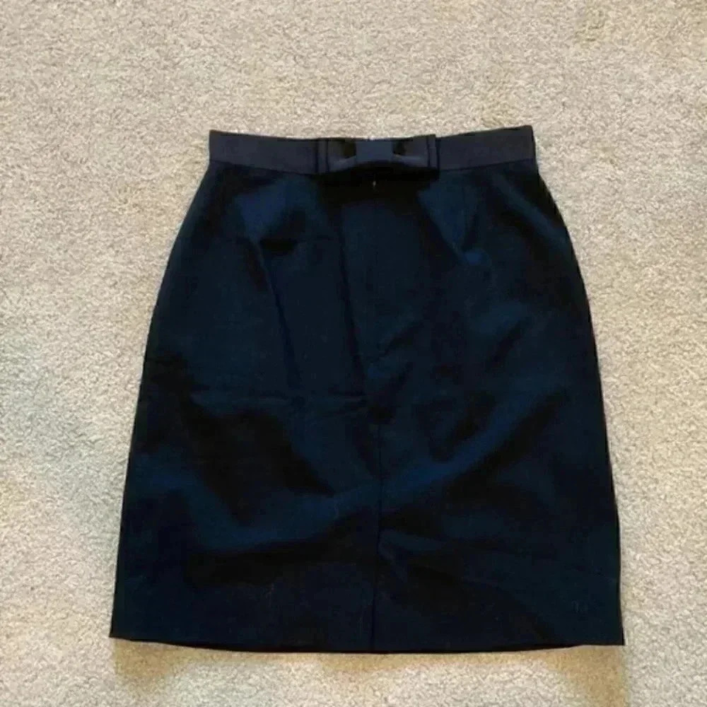 Kate spade black skirt with a cute bow on the back - Picture 2 of 4